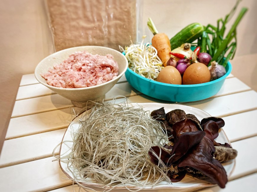 Ingredientes del rollito de primavera para cuatro personas: 300 gramos de carne molida, una cebolla, un ajo, dos chiles, 25 a 30 hojas de papel de arroz, hongos, 50 gramos de fideos, 100 gramos de zanahoria, tres huevos, cebollino, 100 gramos frijoles chinos, pimienta, salsa de pescado, azúcar, vinagre y zumo de una lima o limón. (Foto: VNA)