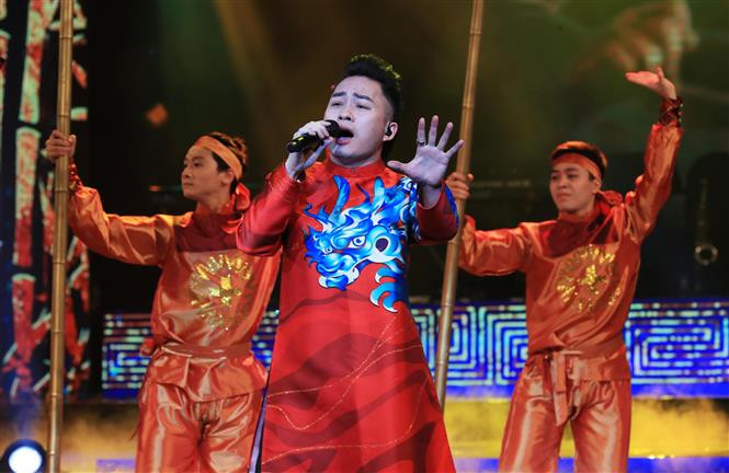 El cantante Tung Duong interpretó la canción Chang Trai Nuoc Viet (Joven Vietnamita) (Foto: VNA)