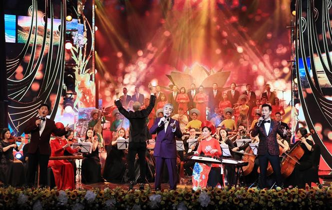 El programa se inauguró con un espectáculo artístico (Foto: VNA)