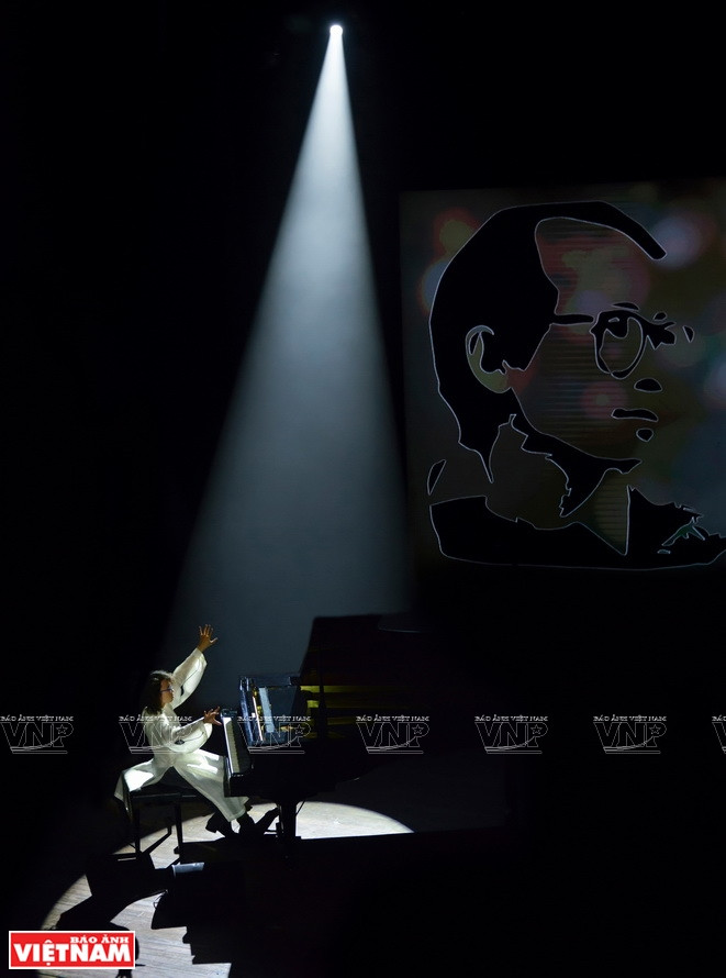 Phieu Cung Nhac Trinh (Improvisación de canciones de Trinh Cong Son) (Foto: VNA)