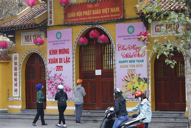 Los pobladores rezan al frente de la pagoda de Quan Su (Foto: VNA)