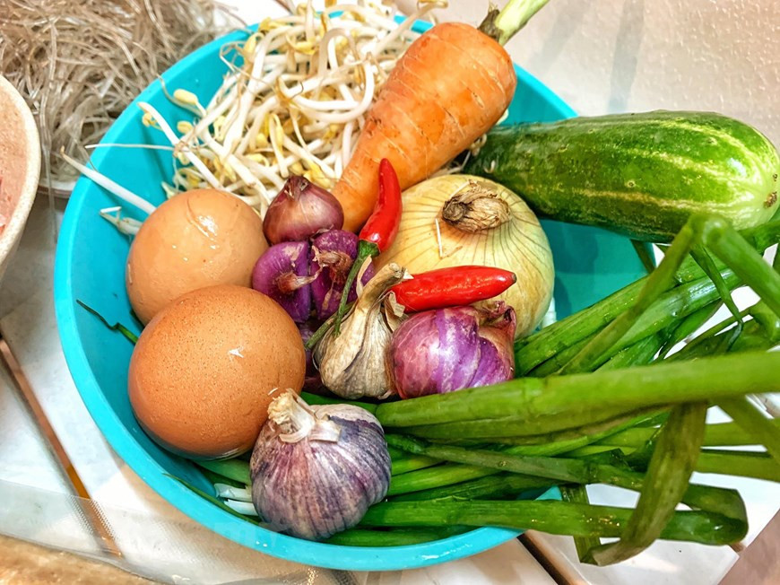 Para elaborar el Nem Ran se combina una variedad de ingredientes, incluyendo carne molida, fideos y vegetales picados como zanahoria, hongos y cebolla. (Foto: VNA)