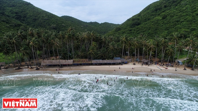 Después de un largo viaje para descubrir las islas, la playa Men es el lugar ideal para descansar y relajarse en agua fresco, disfrutar de la sensación de paz. Foto: Nguyen Luan/VNA