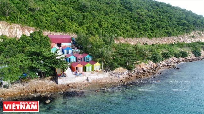 Los complejos turísticos están justosa la costa. Foto: Nguyen Luan/VNA