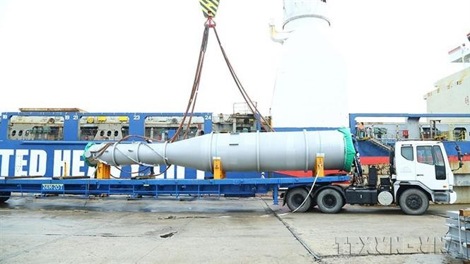 La empresa Doosan Vina en la zona económica Dung Quat, en la provincia centrovietnamita de Quang Ngai, exportó a Tailandia un lote de equipo de calentamiento de combustible crudo. Foto VNA