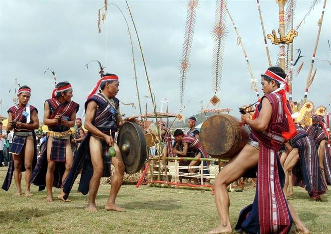Actuación musical de gongs en la ciudad de Ka Nak, en la provincia vietnamita de Gia Lai, refleja la cultura típica de las minorías étnicas en la Altiplana Occidental (Foto: VNA)