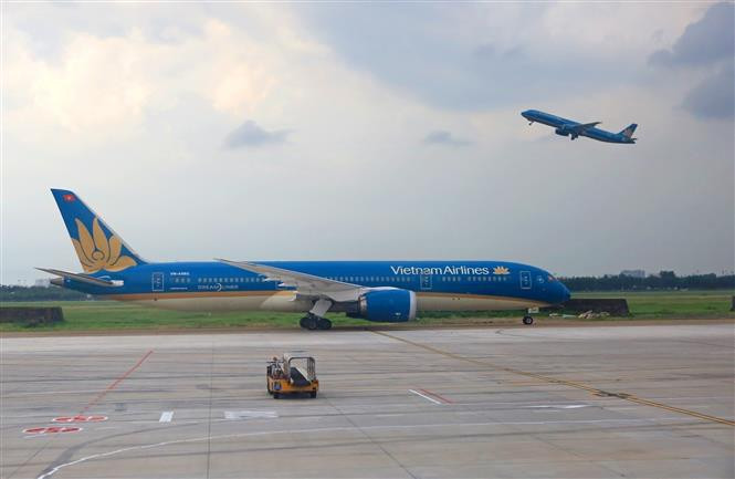 La aerolínea de bandera nacional Vietnam Airlines ganó premios en las categorías de Aerolínea líder en economía de Asia 2021 y Aerolínea líder de Asia en identidad cultural. (Foto:VNA)