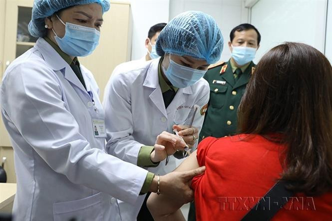 Por lo general, el kit de prueba rápida del COVID-19, investigado, desarrollado y fabricado por Vietnam, apareció en el momento adecuado y se puso en producción y uso en los últimos dos años. Foto: VNA