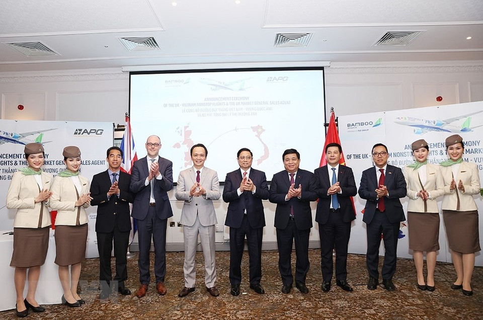 El primer ministro vietnamita, Pham Minh Chinh, en la ceremonia de inauguración de la ruta directa Vietnam-Reino Unido y de la oficina de representación de Bamboo Airways en la nación europea (Fuente: VNA)