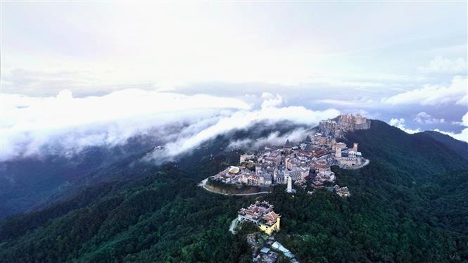 El complejo turístico Sun World Ba Na Hills, en la ciudad central de Da Nang, fue honrado como el mejor parque temático en Asia en 2021. (Foto: VNA)