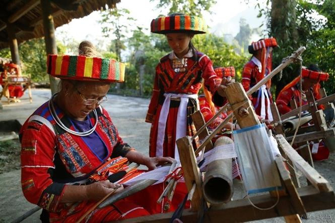 El tejido de brocado ha estado presente en la vida de las personas en el distrito montañoso de Lam Binh, en la provincia de Tuyen Quang durante generaciones (Foto: VNA)./.