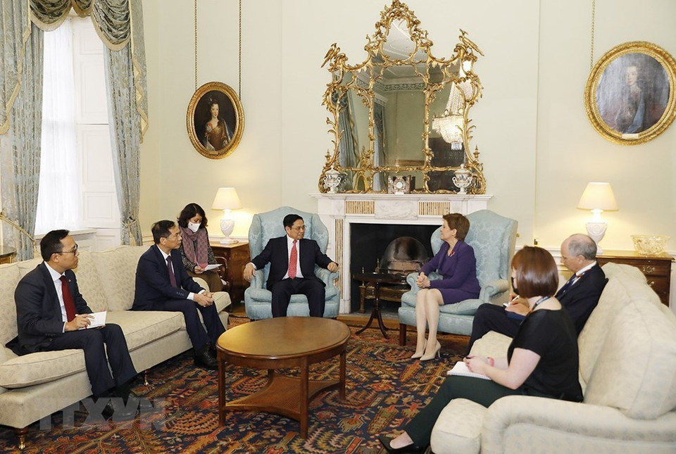 El primer ministro de Vietnam, Pham Minh Chinh, en la reunión con la primera ministra escocesa, Nicola Sturgeon (Fuente: VNA)