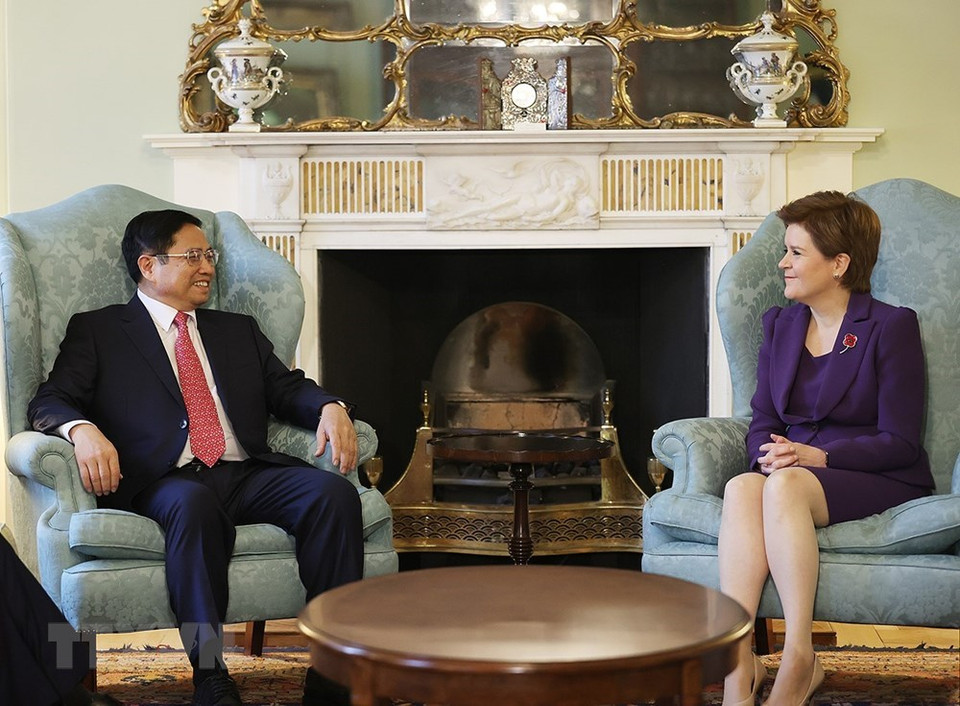 El primer ministro de Vietnam, Pham Minh Chinh, en la reunión con la primera ministra escocesa, Nicola Sturgeon (Fuente: VNA)