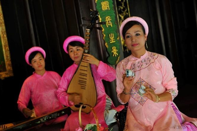 En el sistema de la música de la corte real y danzas de Hue -Patrimonio Cultural Inmaterial de la Humanidad-, también hay una actuación de instrumentos de cuerda combinados con percusión (Foto: VNA)