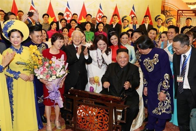 “Dan bau” (monocordio vietnamita) es un instrumento musical tradicional único del pueblo vietnamita, amado por muchos amigos internacionales. El presidente de Corea del Norte, Kim Jong-un, tocó este instrumento musical durante su visita oficial al país indochino en marzo de 2019 (Foto: VNA)