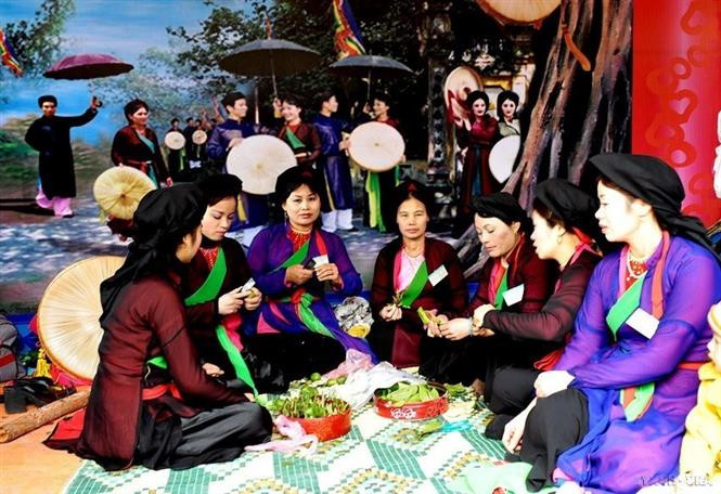 El canto Quan ho de Bac Ninh, una de las culturas típicas de la población de la zona norteña (Kinh Bac) y uno de los cantos tradicionales más diversos en el tesoro de cantos folclóricos de Vietnam, fue reconocido por la UNESCO como Patrimonio Cultural Inmaterial de la Humanidad (Foto: VNA)