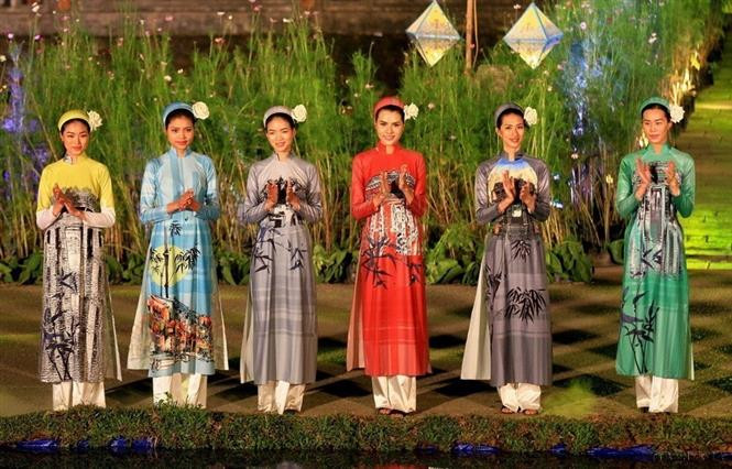 El Festival de Ao Dai, traje típico de la mujer vietnamita, con el tema "Ao Dai en la ruta del Patrimonio", busca contribuir a promover los valores culturales tradicionales (Foto: VNA)