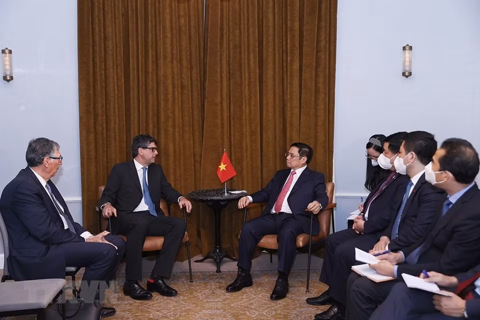El premier vietnamita en el encuentro con el director del grupo Jardines, Adam Keswick, y el presidente de ese grupo en Vietnam, Alain Cany (Fuente: VNA) 