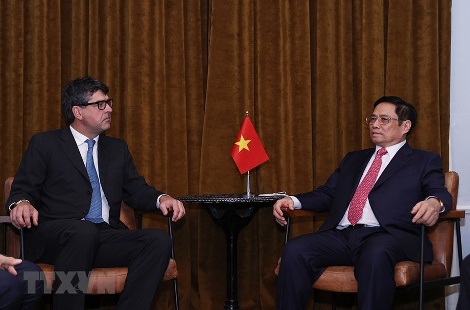El primer ministro de Vietnam, Pham Minh Chinh, dio la bienvenida al presidente del grupo Jardines en Vietnam, Alain Cany (Fuente: VNA) 