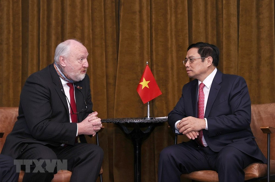 El premier vietnamita, Pham Minh Chinh, en la reunión con el rector de la Universidad de Liverpool y también representante del Instituto de Investigación Hume de Suiza, Mohammed Abdel (Fuente: VNA)