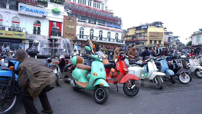 Un club de motos antiguas elige el área del Lago Hoan Kiem como sitio de reunión (Fuente: VNA)