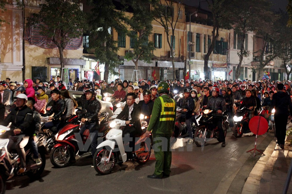 La última noche del año lunar 2016, colas de vehículos se dirigían hacia el Lago Hoan Kiem, corazón de Hanoi (Fuente: VNA)