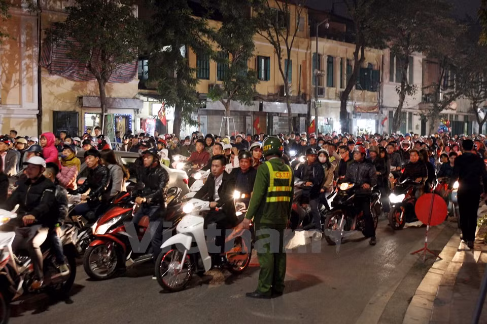 La última noche del año lunar 2016, colas de vehículos se dirigían hacia el Lago Hoan Kiem, corazón de Hanoi (Fuente: VNA)