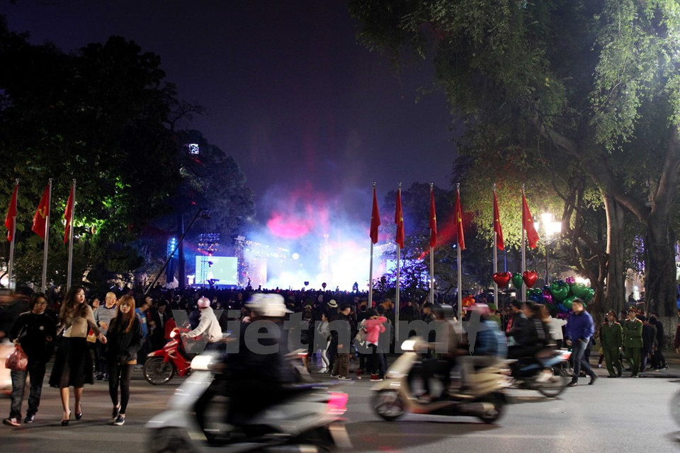 Muchas actividades artísticas se celebraron alrededor del Lago Hoan Kiem (Fuente: VNA)