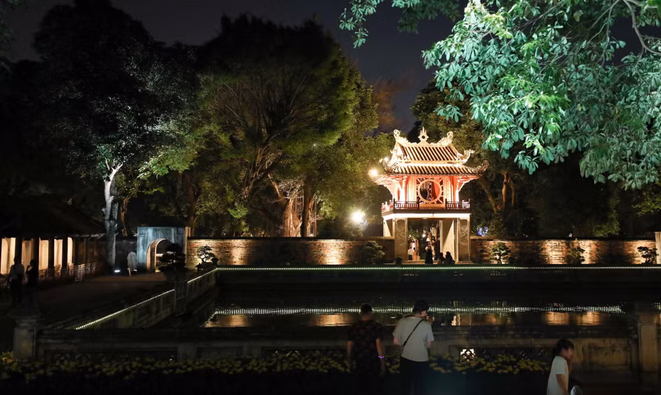 El Templo de la Literatura brilla por la noche. (Foto: VNA)