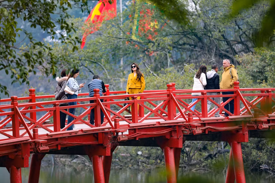 El puente The Huc conduce al templo Ngoc Son en el lago Hoan Kiem (Hanoi). (Foto: VNA)