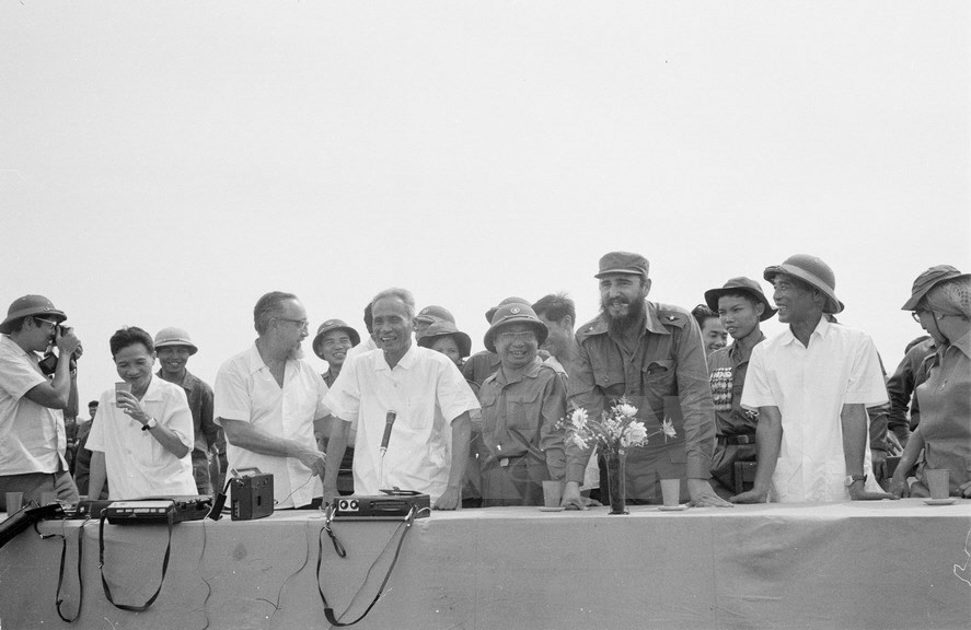 Fidel Castro y el primer ministro vietnamita, Pham Van Dong, en la provincia de Quang Tri. (Foto: VNA)