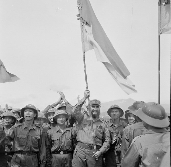 Fidel Castro, hace ondear la bandera victoriosa condecorada con medallas de la brigada de Khe Sanh del Ejército de Liberación de Tri Thien, Hue. (Foto: VNA)