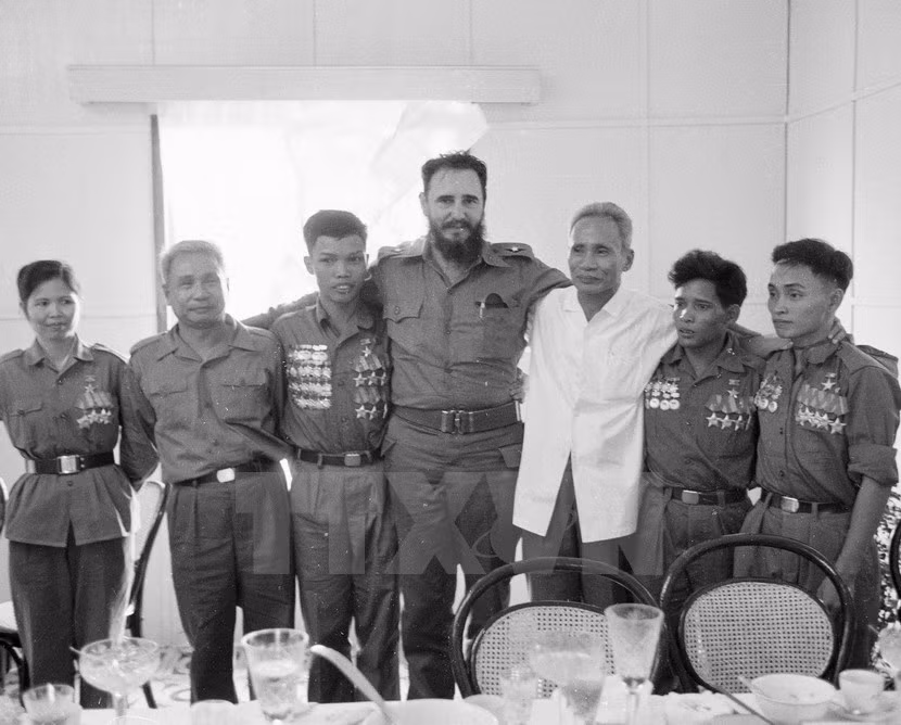 La imagen del Jefe en Comandante, en su uniforme verde olivo, ondeando la bandera del Frente de Liberación Nacional de Vietnam del Sur constituyó una gran fuente de estímulo para la población y el ejército de Vietnam en aquel momento. (Foto: VNA)