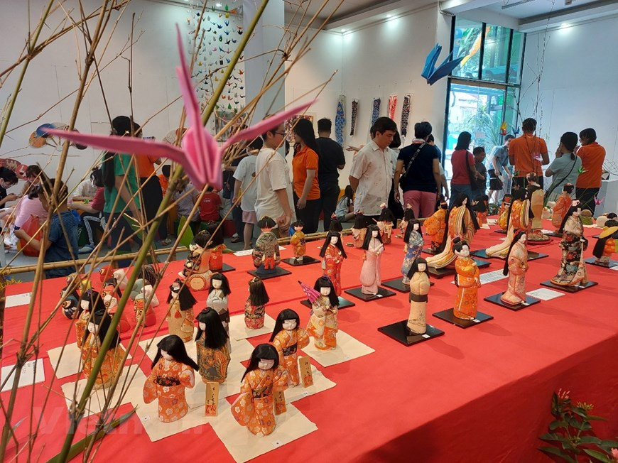 El Museo de la Mujer de Vietnam, situado en la calle capitalina de Ly Thuong Kiet, ha organizado del 1 al 14 de junio el evento “Bienvenida a la cultura japonesa” en ocasión del Día Internacional de Infantes (primero de junio). Los visitantes tendrán oportunidades de experimentar la cultura japonesa a través de una colección de muñecas Hina, probarse el traje tradicional del país del Sol Naciente - yukata y aprender Ikebana, un antiguo arte japonés de los arreglos florales. El evento cultural tiene como objetivo convertirse en un puente para mejorar la comprensión mutua entre las dos naciones sobre la cultura y las tradiciones. (Foto: Vietnam+)