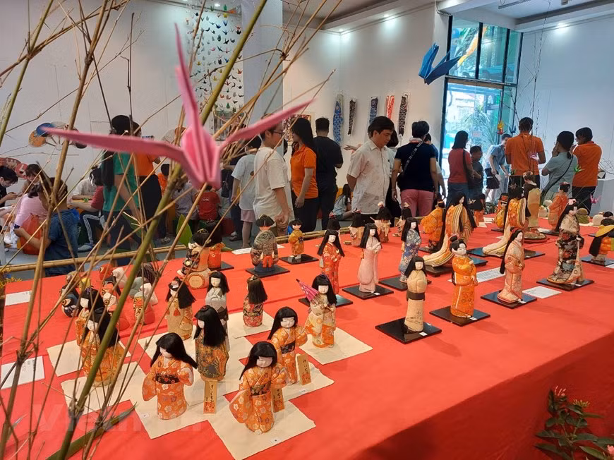 El Museo de la Mujer de Vietnam, situado en la calle capitalina de Ly Thuong Kiet, ha organizado del 1 al 14 de junio el evento “Bienvenida a la cultura japonesa” en ocasión del Día Internacional de Infantes (primero de junio). Los visitantes tendrán oportunidades de experimentar la cultura japonesa a través de una colección de muñecas Hina, probarse el traje tradicional del país del Sol Naciente - yukata y aprender Ikebana, un antiguo arte japonés de los arreglos florales. El evento cultural tiene como objetivo convertirse en un puente para mejorar la comprensión mutua entre las dos naciones sobre la cultura y las tradiciones. (Foto: Vietnam+)