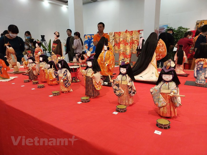 Lo más destacado del evento cultural fueron la presentación de 108 muñecas japonesas tradicionales con diferentes tamaños y formas, de ellas algunas representan a niños y bebés, miembros de la Corte Imperial, guerreros y héroes, personajes mitológicos o dioses. Muchos son hechos para ser entregados los templos, como regalos formales o para presentarlos en diversas celebraciones. El hecho de que las muñecas sean una parte indispensable de la vida cotidiana de las personas no se limita a Japón, sino que se podría decir que la diversidad de muñecas y su delicada artesanía, respaldada por un profundo amor por las muñecas, son las características de la cultura japonesa de muñecas. (Foto: Vietnam+)