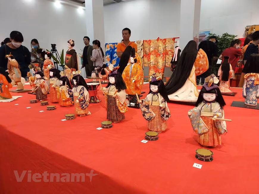Lo más destacado del evento cultural fueron la presentación de 108 muñecas japonesas tradicionales con diferentes tamaños y formas, de ellas algunas representan a niños y bebés, miembros de la Corte Imperial, guerreros y héroes, personajes mitológicos o dioses. Muchos son hechos para ser entregados los templos, como regalos formales o para presentarlos en diversas celebraciones. El hecho de que las muñecas sean una parte indispensable de la vida cotidiana de las personas no se limita a Japón, sino que se podría decir que la diversidad de muñecas y su delicada artesanía, respaldada por un profundo amor por las muñecas, son las características de la cultura japonesa de muñecas. (Foto: Vietnam+)