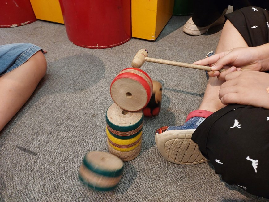 El daruma-otoshi es uno de los juegos más populares en Japón. Consiste en una serie de bloques de madera de diferentes colores, que se colocan formando una torre. La pieza superior tiene la forma de la cabeza de Daruma. El objetivo es golpear con un pequeño martillo cada una de las piezas e intentar quitar una pieza sin que se caiga la cabeza o se desmonte el muñeco. Las piezas tienen un orificio en el centro, de modo que cuando acabemos de jugar, el mango del martillo las atraviesa, y mantiene así la torre en su sitio. El Daruma representa al Bodhi Dharma, fundador del Budismo Zen. (Foto: Vietnam+)