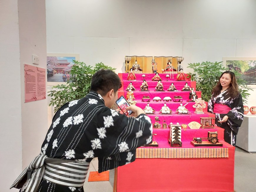 Los visitantes experimentan el espacio cultural japonés al probar el yukata. El yukata es una vestimenta tradicional japonesa hecha de algodón. Se usa principalmente para los festivales de verano o estaciones cálidas. Es mucho más casual y ligera que el kimono al no tener la capa que cubre normalmente a este y al no estar hecha de seda. Es también un vestido típico y se utiliza incluso como pijama. Los orígenes del yukata los encontramos durante el periodo Heian (794-1185). Hoy en día la sociedad encuentra menos ocasiones para lucir estos elegantes vestidos, aunque para los japoneses la sensación al vestir un kimono suele ser positiva. (Foto: Vietnam+)