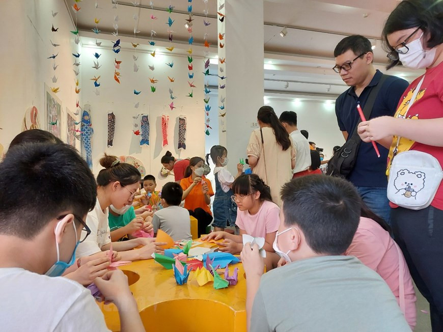 Un gran número de adultos y niños capitalinos experimentan el arte del plegado de papel de origami, que en el idioma japonés significa doblar papel. El origami consiste en el plegado de papel sin usar tijeras ni pegamento para obtener figuras de formas variadas, muchas de las cuales podrían considerarse como esculturas de papel. Usado originalmente para fines ceremoniales, el origami que hoy conocemos tuvo su surgimiento en el Edo japonés (siglo XVII al XIX), una época en donde florecen las artes y hay una visión hedonista de la vida, y el origami encajó en ese momento como un juego, un pasatiempo relacionado al papel. (Foto: Vietnam+)