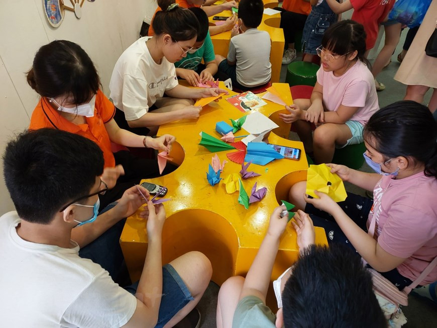 El evento, que fue organizado por el aniversario 50 del establecimiento de las relaciones diplomáticas Vietnam-Japón, es un regalo significativo para los niños y el público de la capital de Hanoi, especialmente para los amantes de la cultura japonesa con muchas experiencias interesantes. En Vietnam, a menudo se hace referencia a Japón como "la tierra de los cerezos en flor" o "la tierra del sol naciente". Muchas de sus piezas culturales, como el vestido de kimono o yukata, el arreglo floral de ikebana, la flor de cerezo, los luchadores de samurai, los libros de manga, el sushi y el sashimi son muy populares entre los vietnamitas. (Foto: Vietnam+)