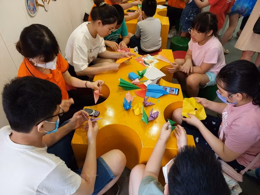El evento, que fue organizado por el aniversario 50 del establecimiento de las relaciones diplomáticas Vietnam-Japón, es un regalo significativo para los niños y el público de la capital de Hanoi, especialmente para los amantes de la cultura japonesa con muchas experiencias interesantes. En Vietnam, a menudo se hace referencia a Japón como "la tierra de los cerezos en flor" o "la tierra del sol naciente". Muchas de sus piezas culturales, como el vestido de kimono o yukata, el arreglo floral de ikebana, la flor de cerezo, los luchadores de samurai, los libros de manga, el sushi y el sashimi son muy populares entre los vietnamitas. (Foto: Vietnam+)