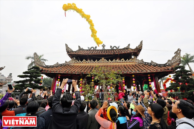 Dragones en forma de globo, que simbolizan a tres Diosas Madre, son liberados en el cielo (Fuente: VNA)