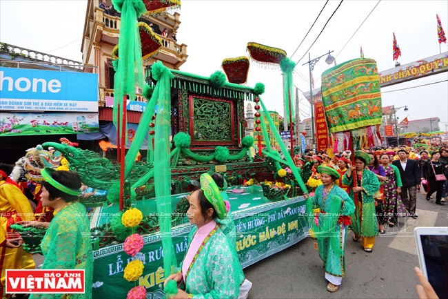 La procesión de Mau De Nhi (la segunda madre que cuida del bosque y de la región montañosa y el hábitat principal de varias minorías étnicas) (Fuente: VNA)