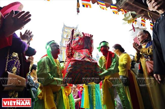 La procesión de la Diosa Madre Lieu Hanh en la pagoda de Tien Huong (Fuente: VNA)