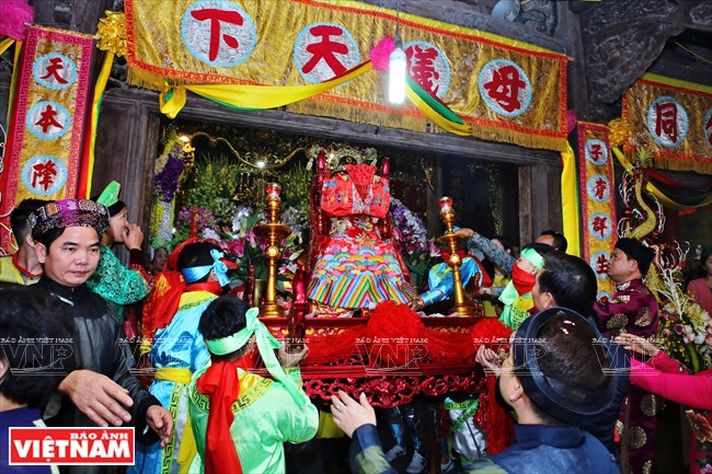 La procesión de palanquín de la Diosa Madre Lieu Hanh comienza desde el templo de Tien Huong hasta la pagoda de Tien Huong (Fuente: VNA)