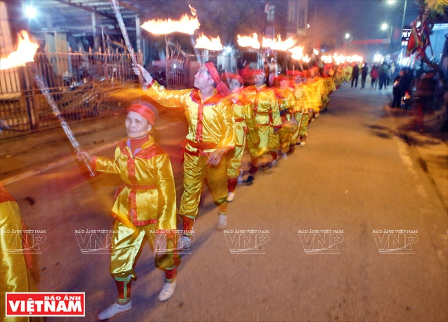 La procesión de antorchas se lleva a cabo con el objetivo de llevar a las personas la creencia y la esperanza de una vida feliz y próspera (Fuente: VNA)