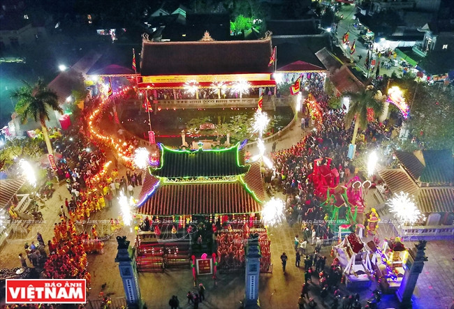 El templo principal de Tien Huong luce brillante durante la noche de la procesión de antorchas. Es el centro de actividades durante el festival de Phu Day (Fuente: VNA)