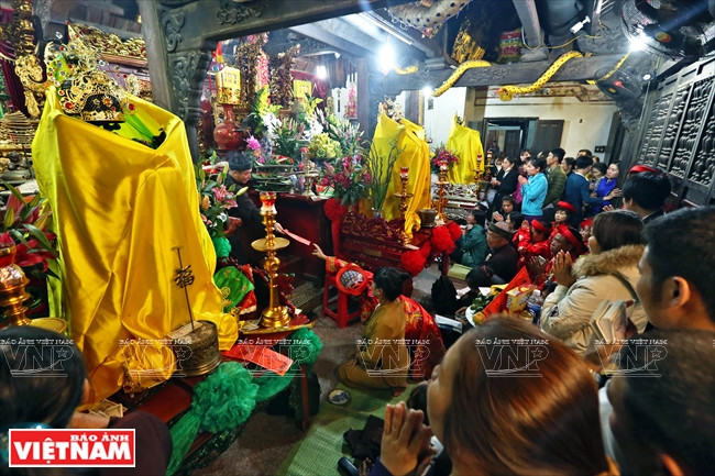 Los peregrinos adoran en el templo principal de Tien Huong (Fuente: VNA)