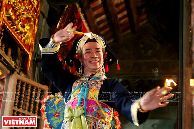 El bailarín de Nguyen Tat Kim Hung realiza el ritual de “Hau dong”, una adoración especial del Culto a las Madres Diosas (Fuente: VNA)